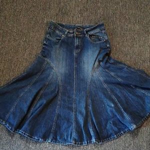 Flowing jean skirt 😍